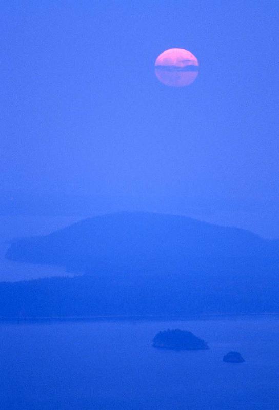 Moonrise from Mt Constitution Summer 1990.jpg